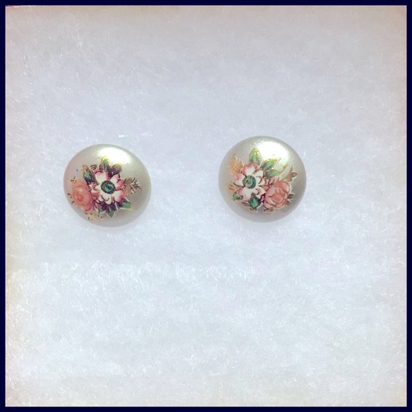 💥$13 Each or 3/$15💥5/8” Pearlescent Button Studs with a Floral Motif - Picture 1 of 2